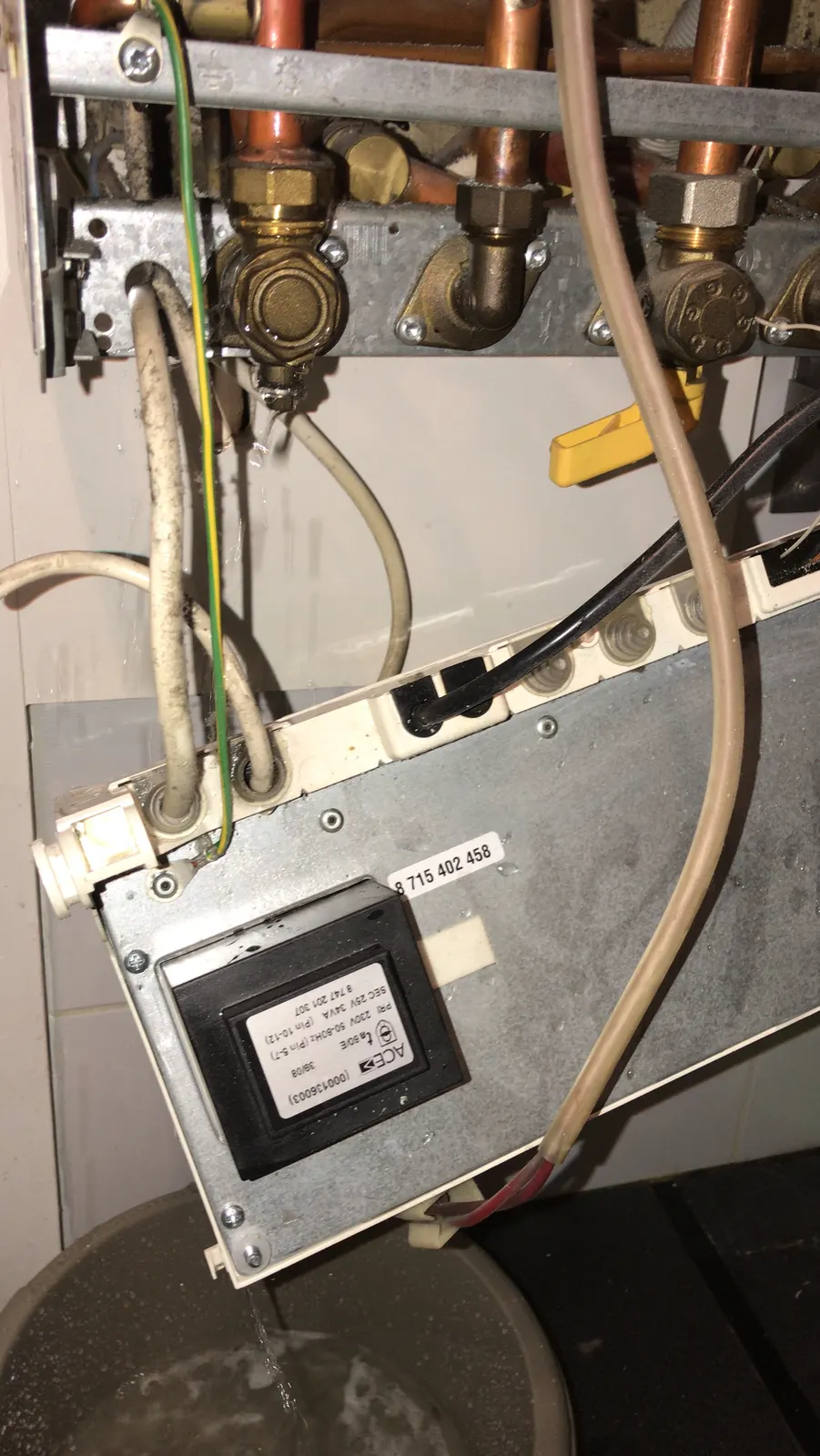 Vidange et contrôle sous une chaudière murale gaz