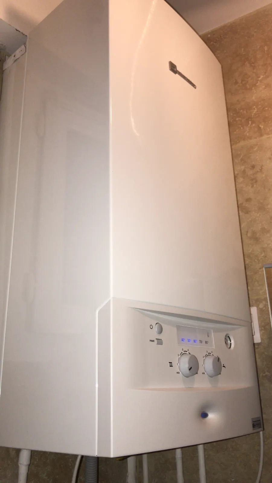 Chaudière murale gaz installée dans un logement