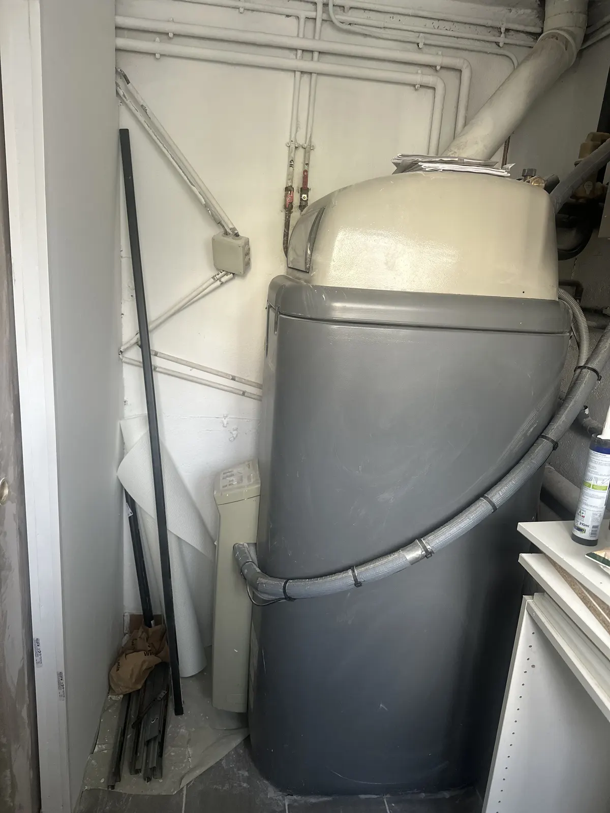 Adoucisseur d'eau raccordé dans un local technique