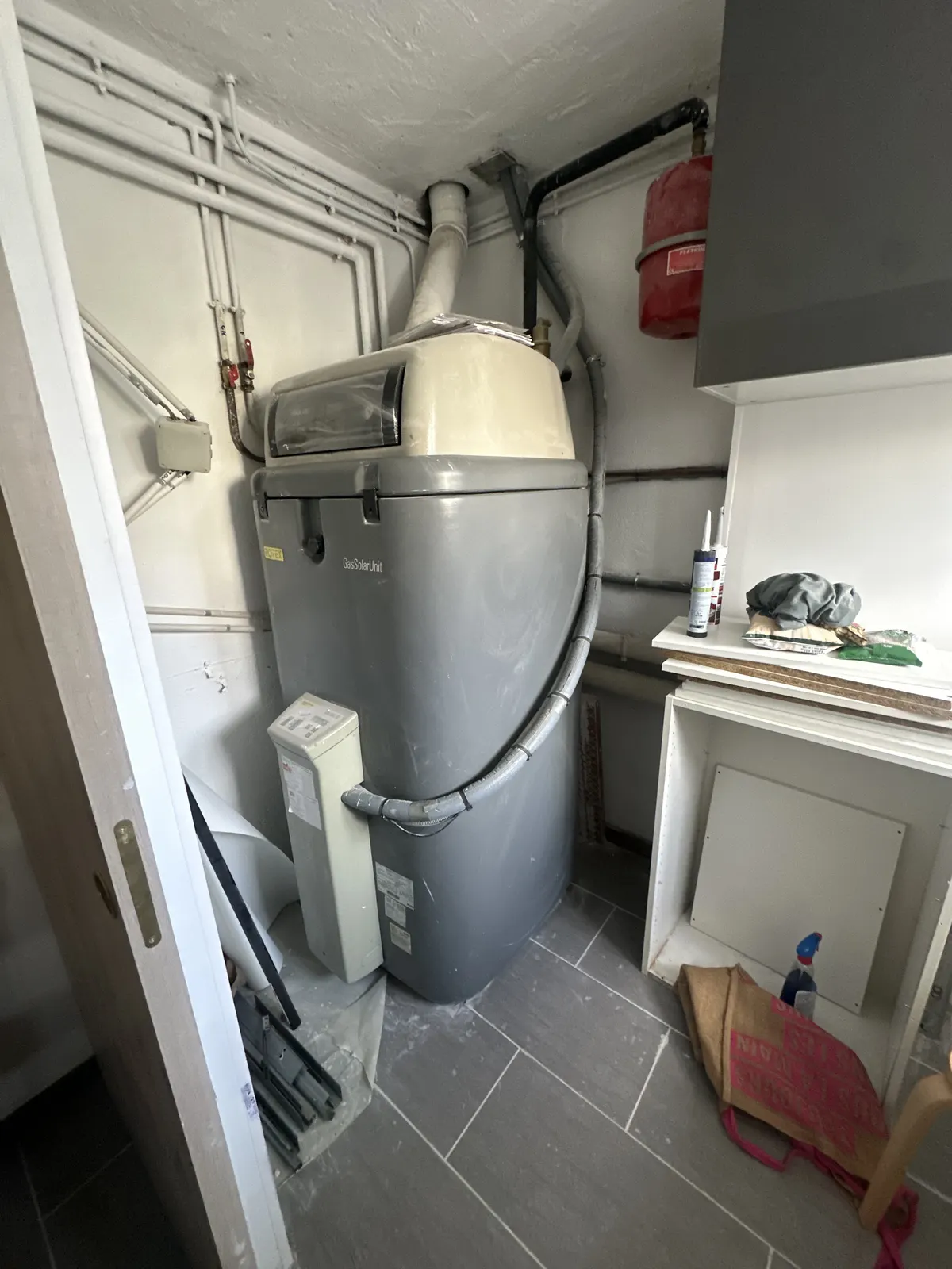Adoucisseur d'eau et vase d'expansion en local technique
