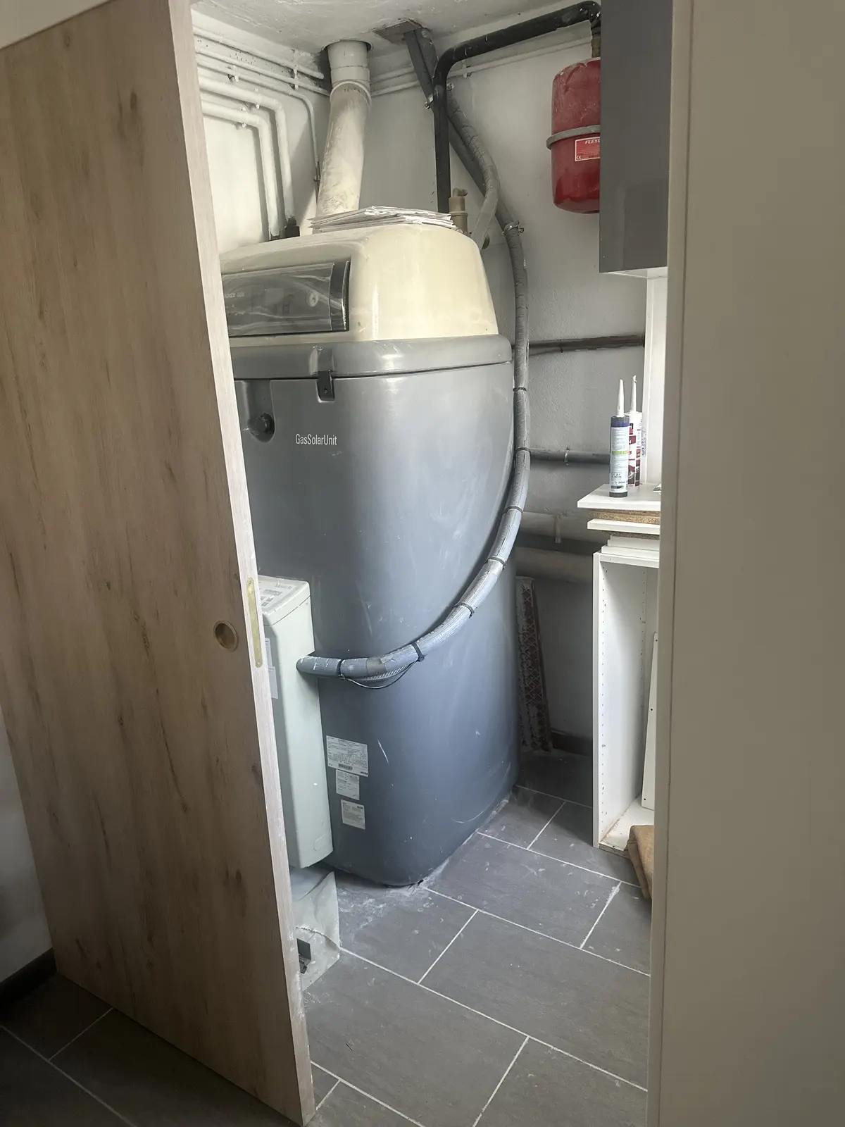 Adoucisseur d'eau monobloc installé dans une buanderie