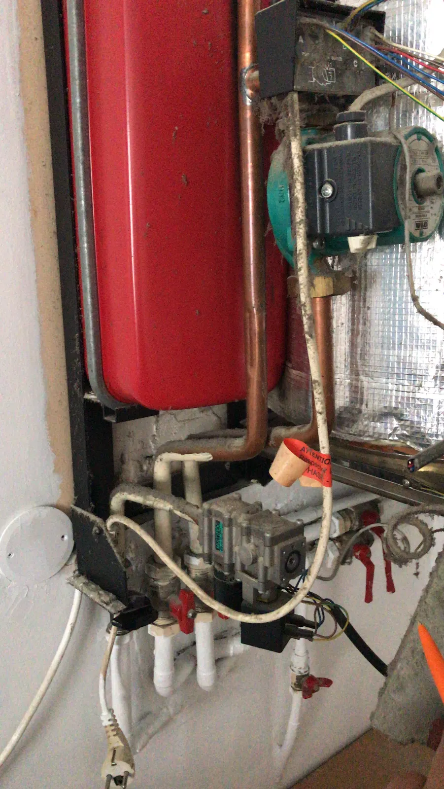 Intervention sur une chaudière murale gaz ancienne génération