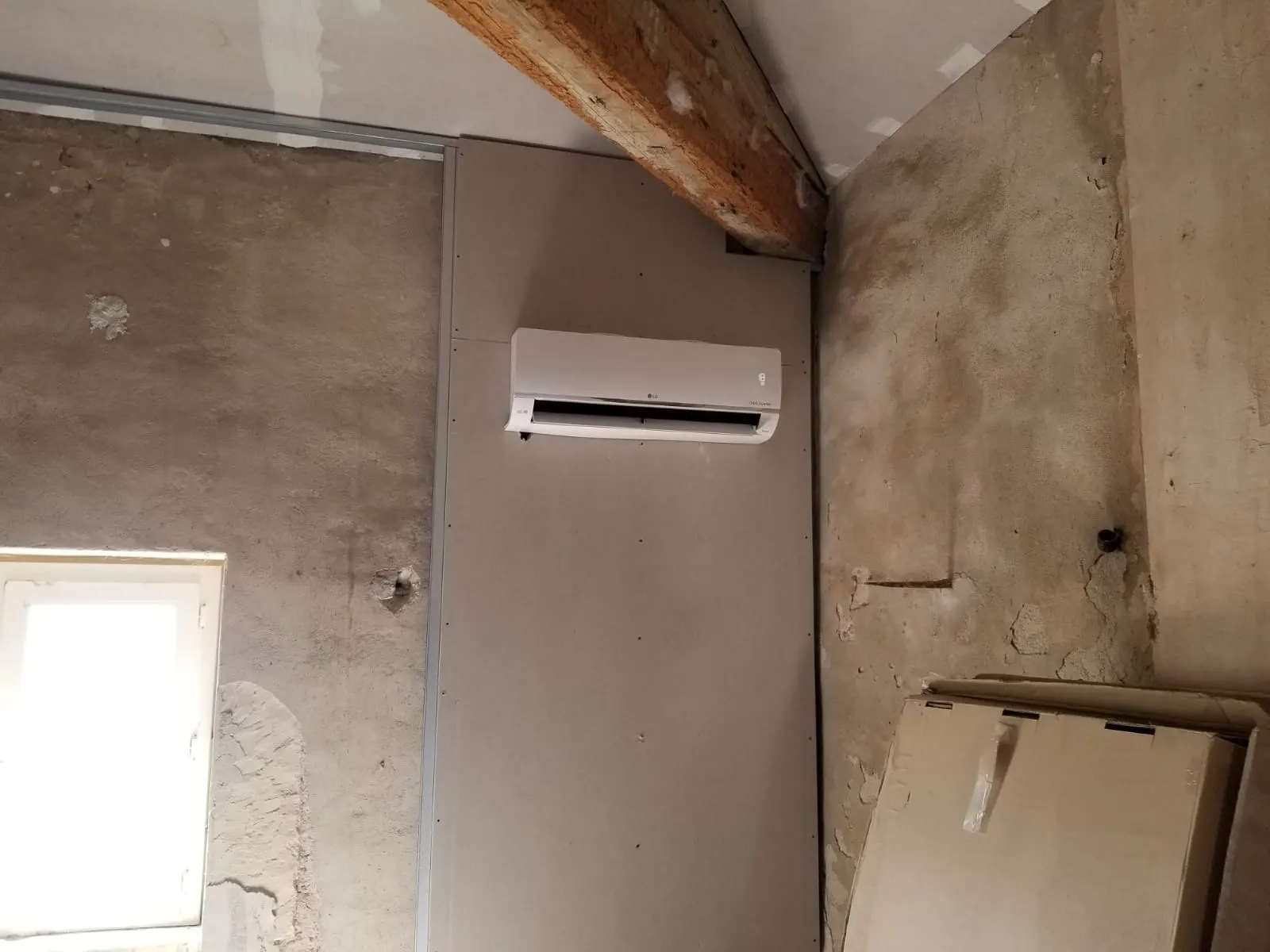Unité intérieure de climatisation murale installée sous les combles
