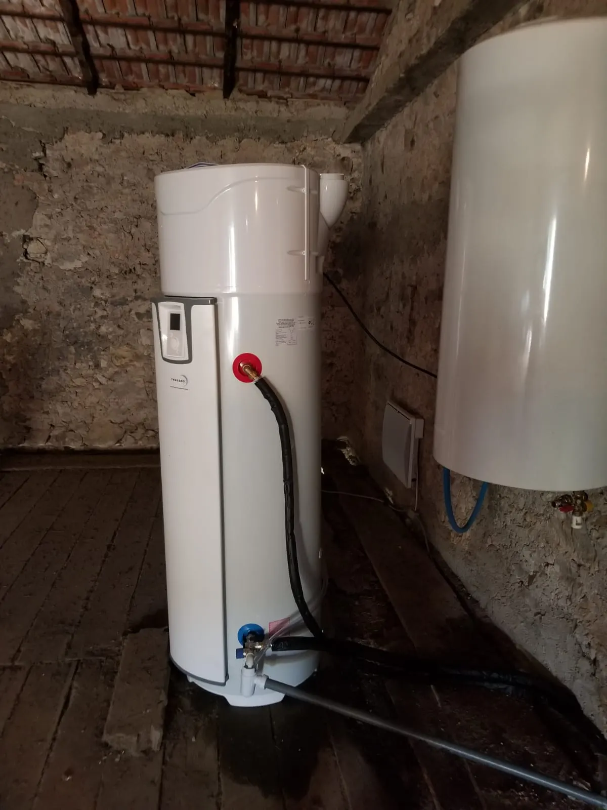 Chauffe-eau thermodynamique installé et raccordé dans un comble