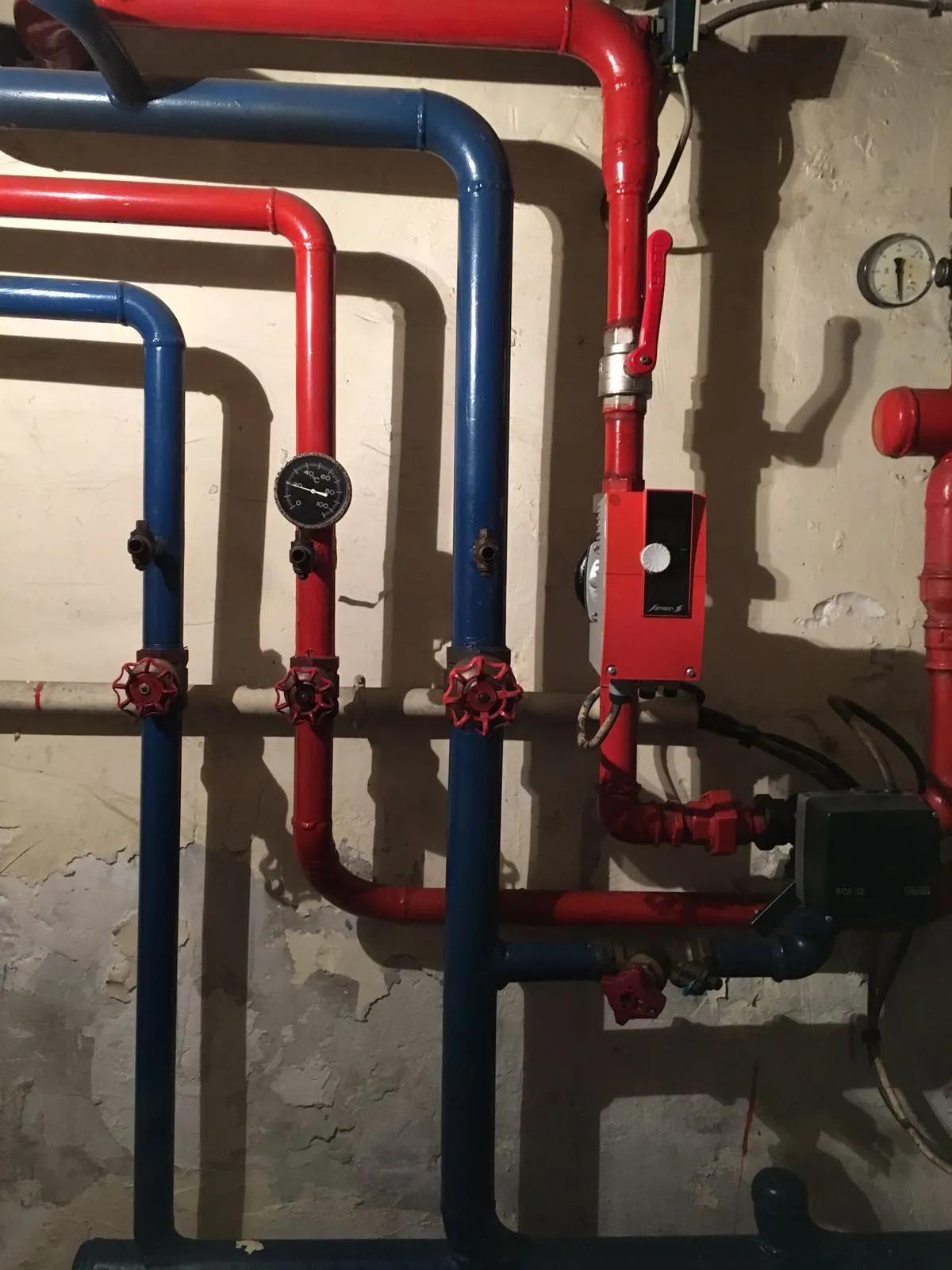 Réseau hydraulique et circulateur en chaufferie collective
