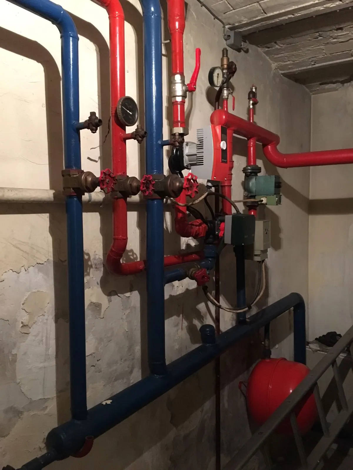 Collecteurs, vannes et circulateur d'une chaufferie rénovée