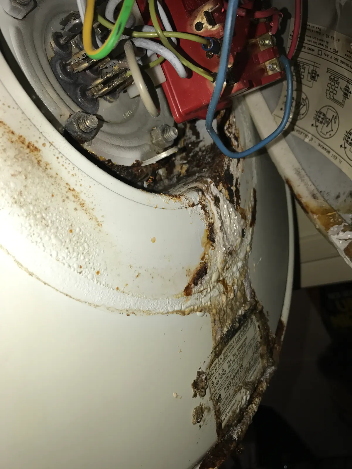 Corrosion constatée sur un chauffe-eau électrique lors d'un diagnostic
