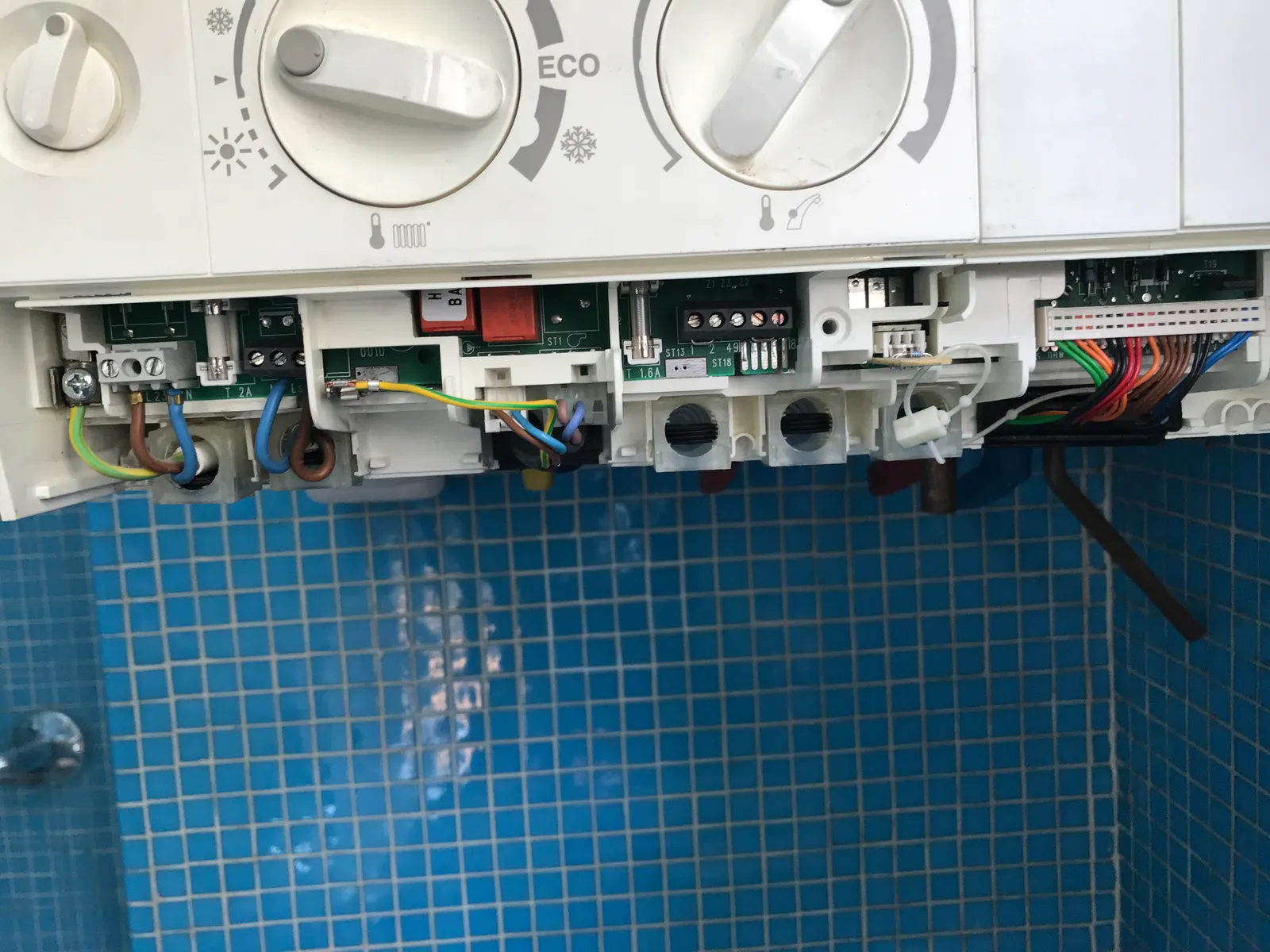 Raccordements électriques d'une chaudière murale lors d'une intervention