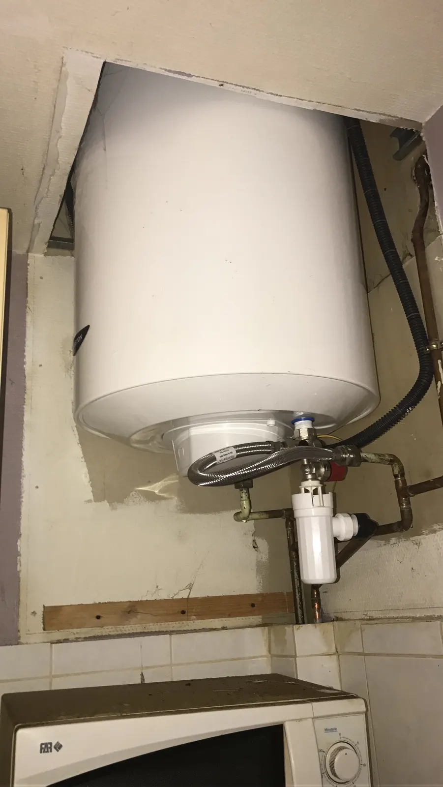 Chauffe-eau électrique installé avec groupe de sécurité