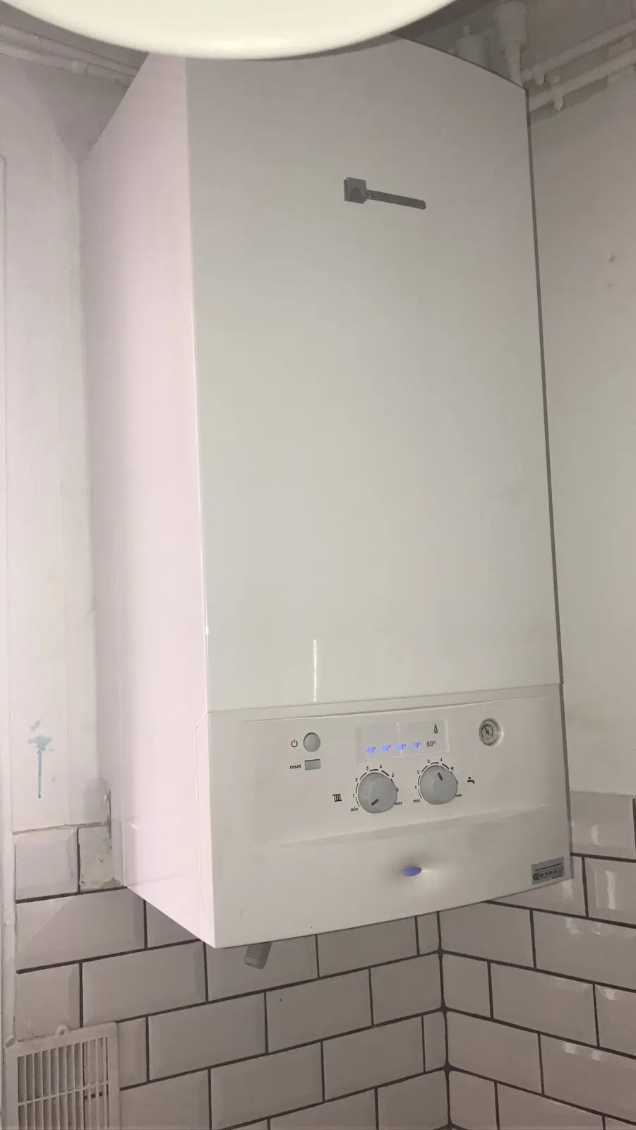 Chaudière murale gaz installée dans une cuisine carrelée