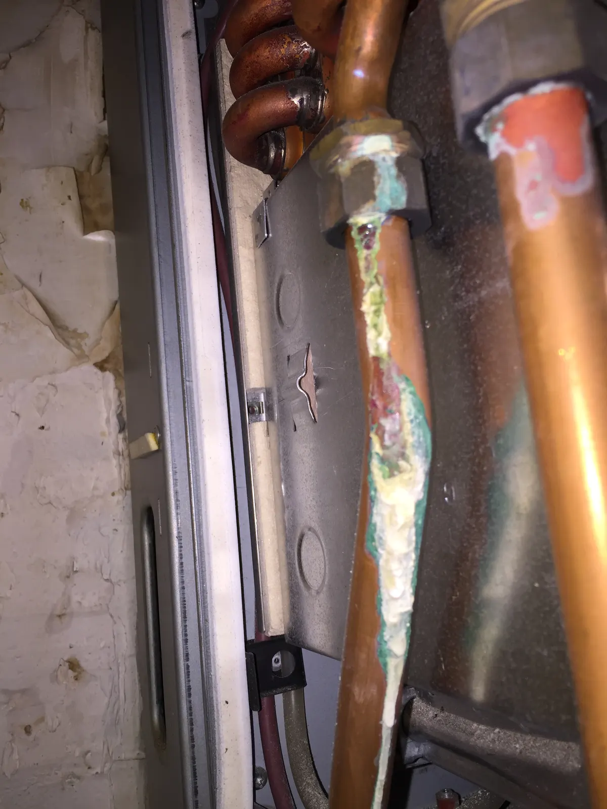 Contrôle de raccords cuivre corrodés sur une chaudière