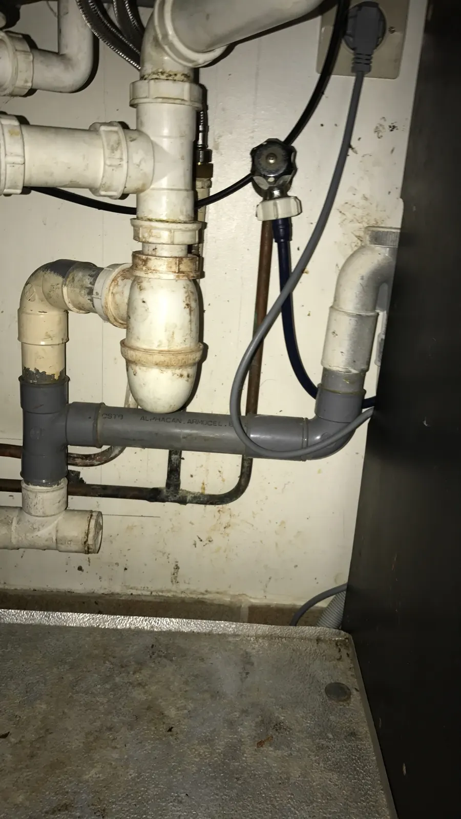 Raccordement des évacuations PVC sous un évier