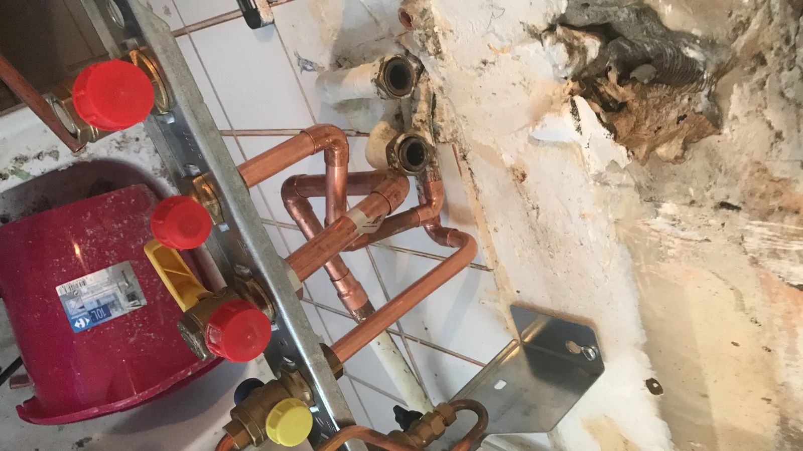 Tuyauterie cuivre et circulateur lors d'une rénovation de chaufferie