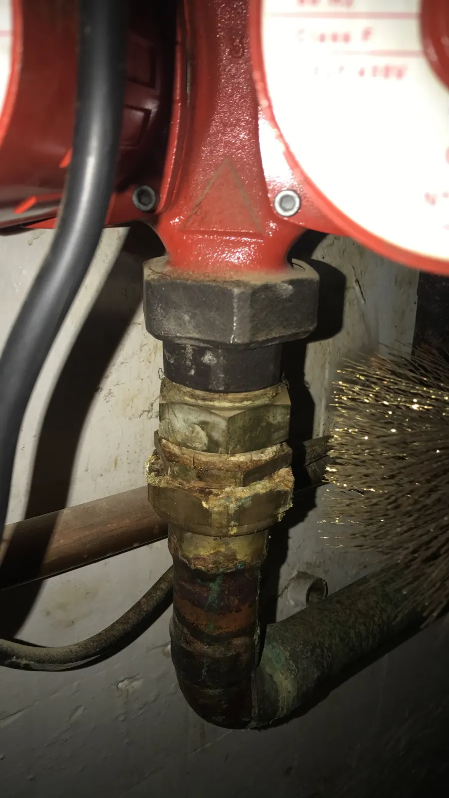 Raccord corrodé sous circulateur avant remplacement