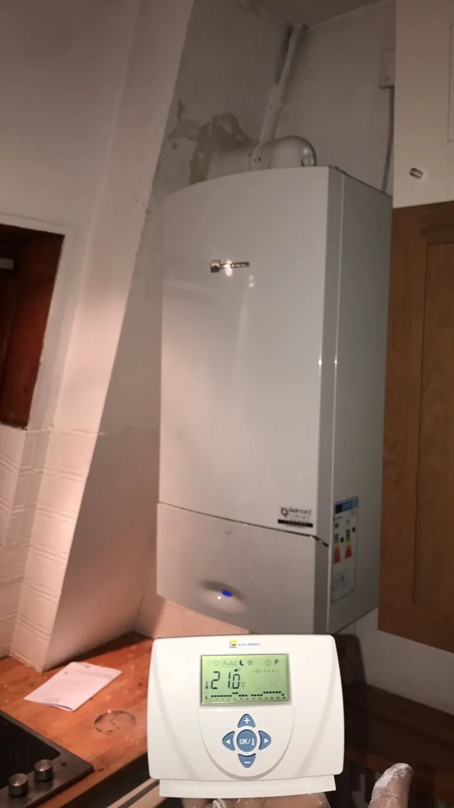 Chaudière murale avec thermostat d'ambiance programmable au premier plan