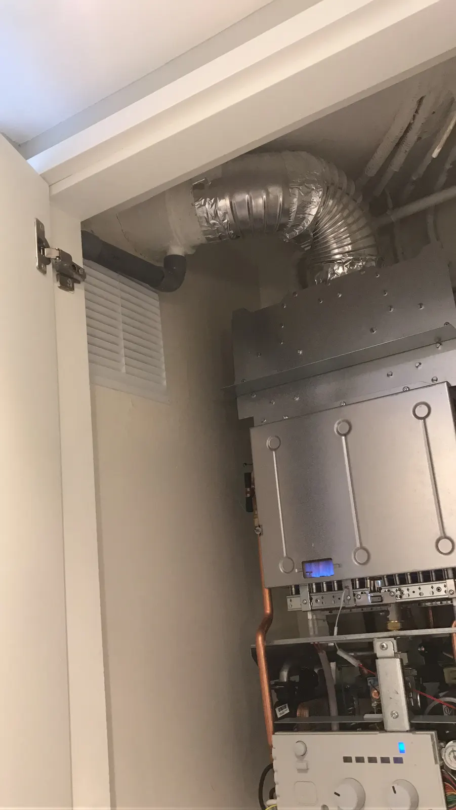 Chaudière en placard raccordée à un conduit d'évacuation souple