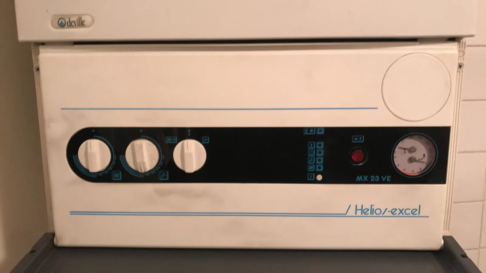 Panneau de commande d'une chaudière ancienne avant diagnostic