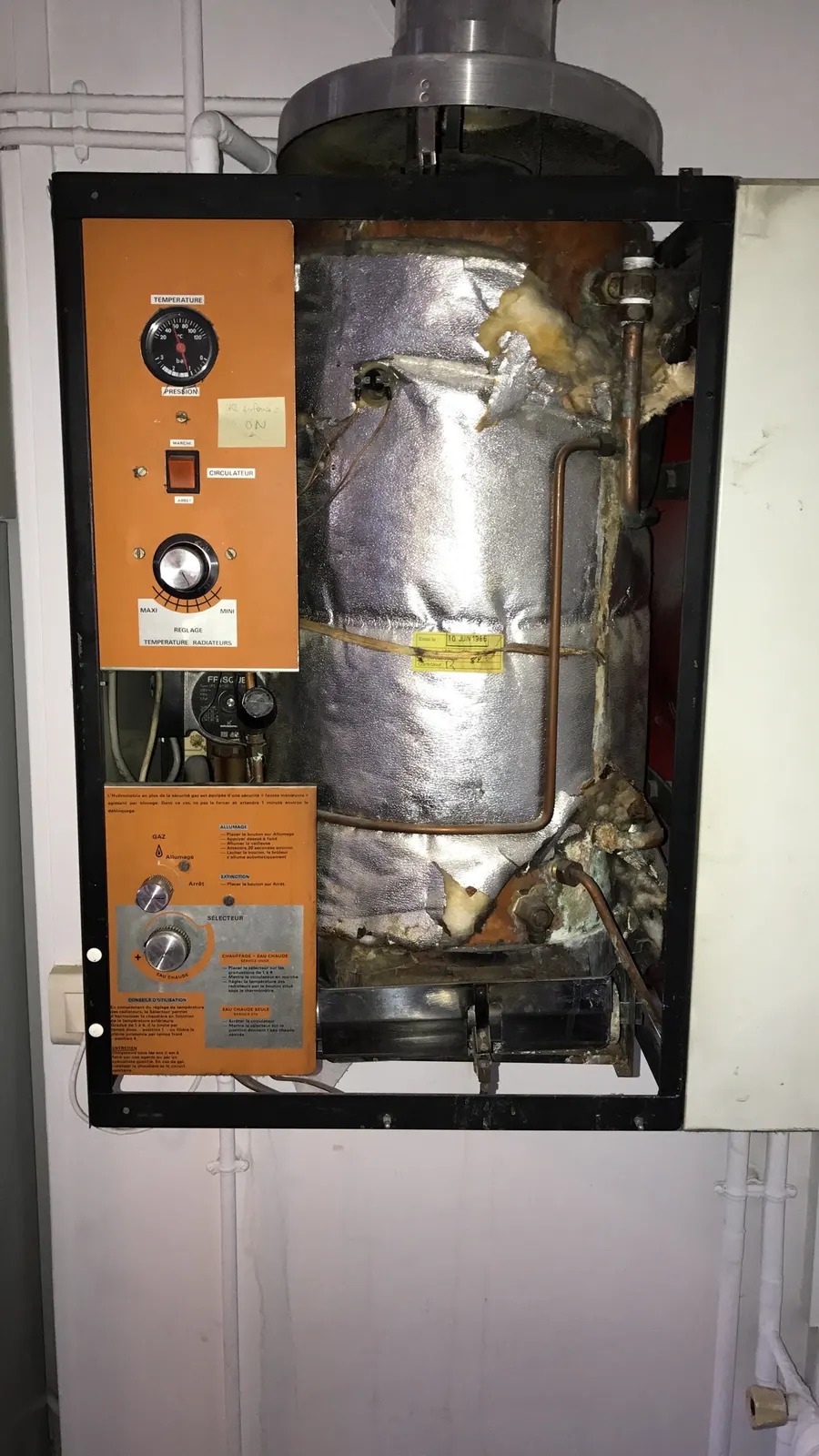 Chauffe-eau gaz à accumulation ancien ouvert pour diagnostic