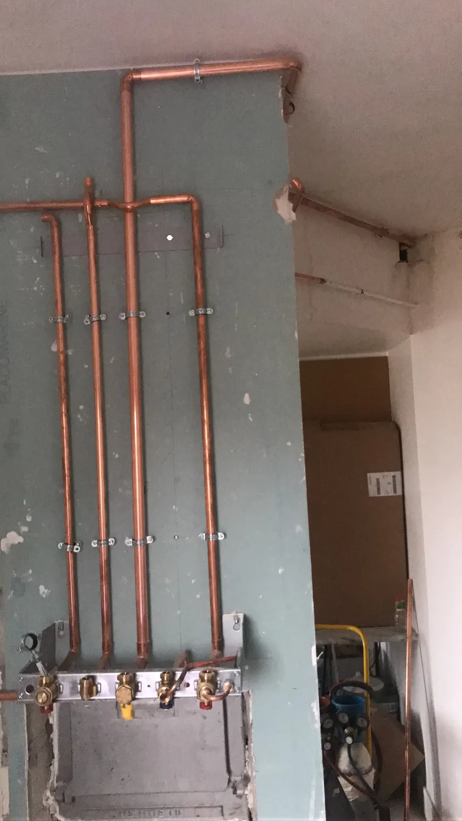 Réseau de tubes cuivre en attente de raccordement sur cloison