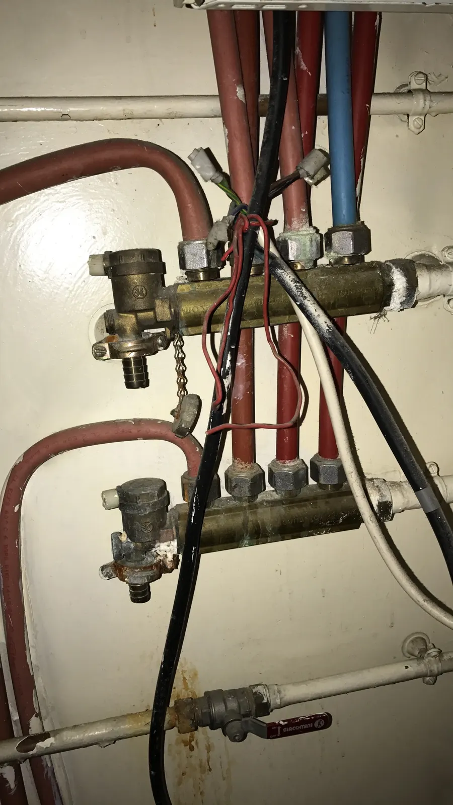 Collecteur de chauffage ancien avec vannes et départs multiples