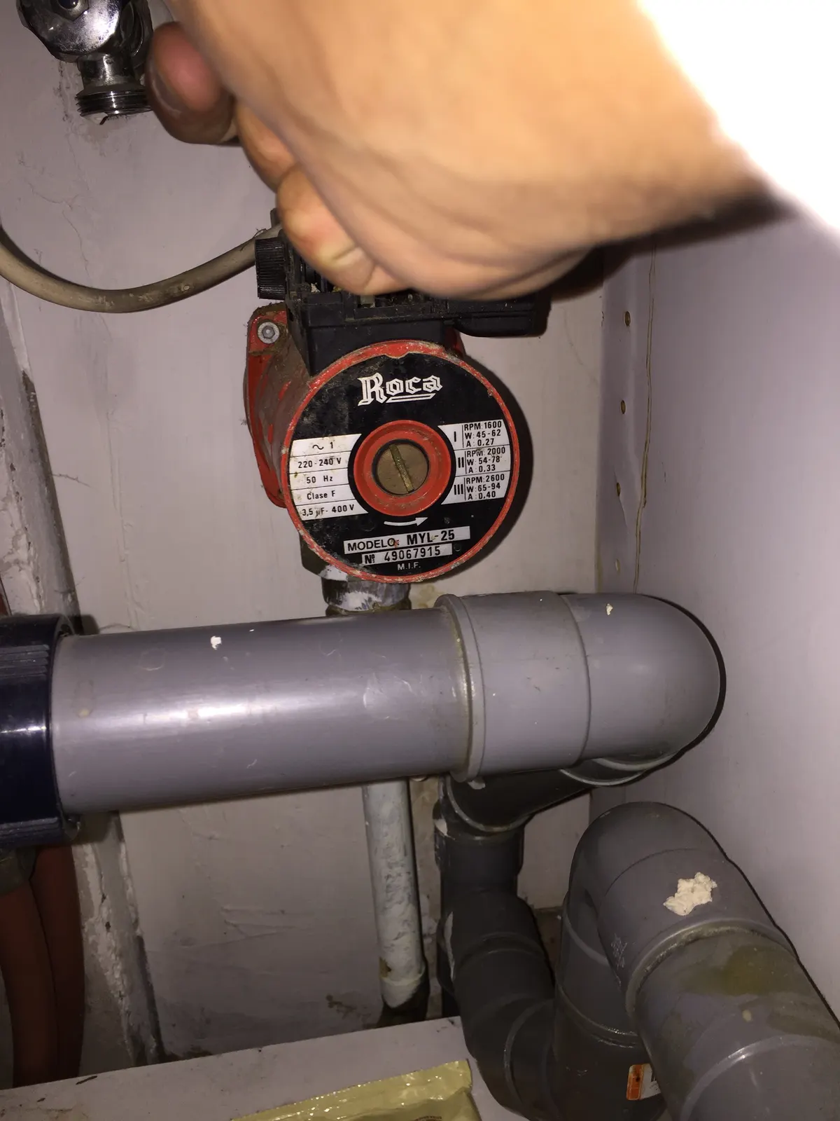 Contrôle d'un circulateur de chauffage en placard technique