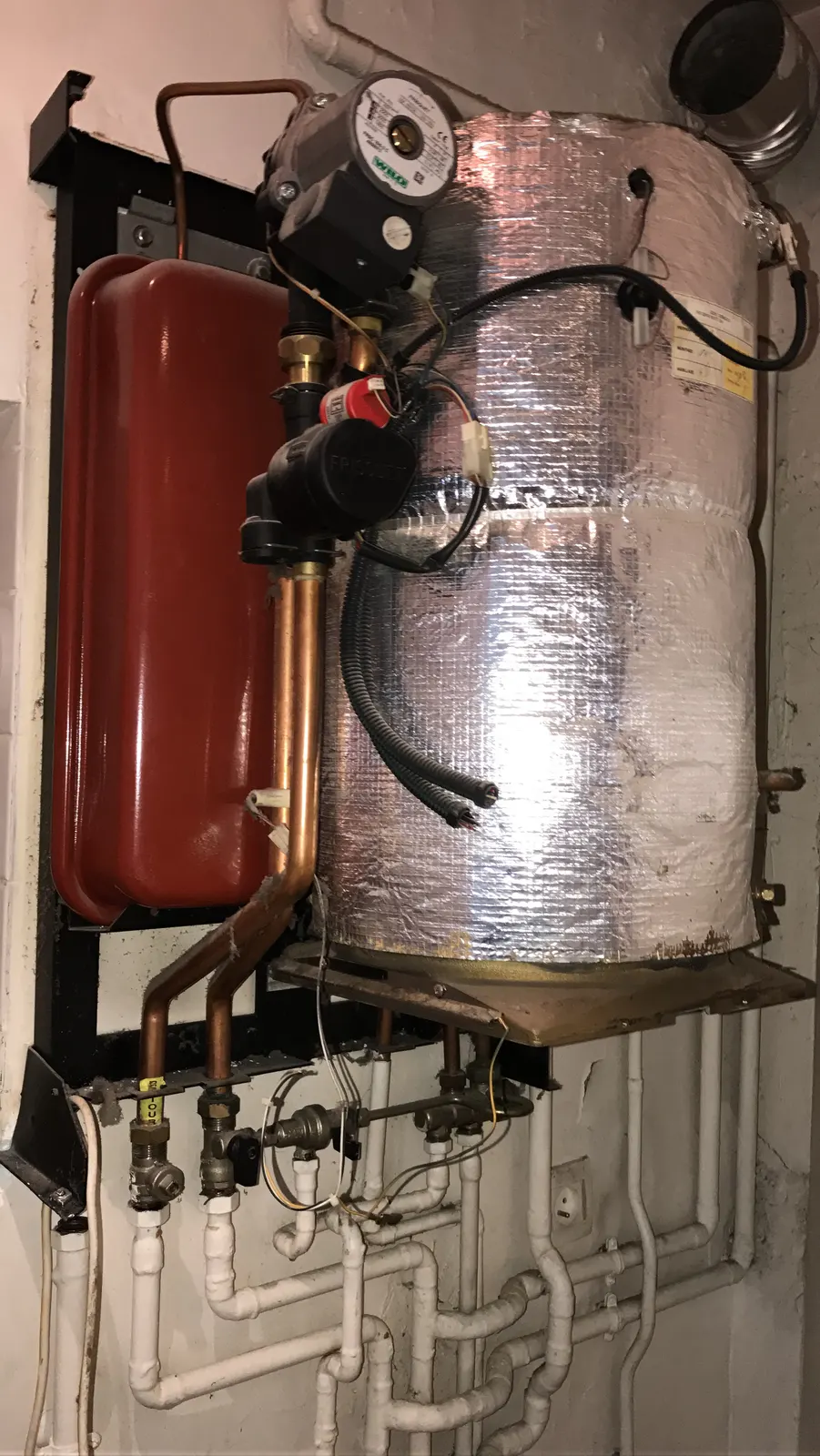 Ballon calorifugé et vase d'expansion en placard technique