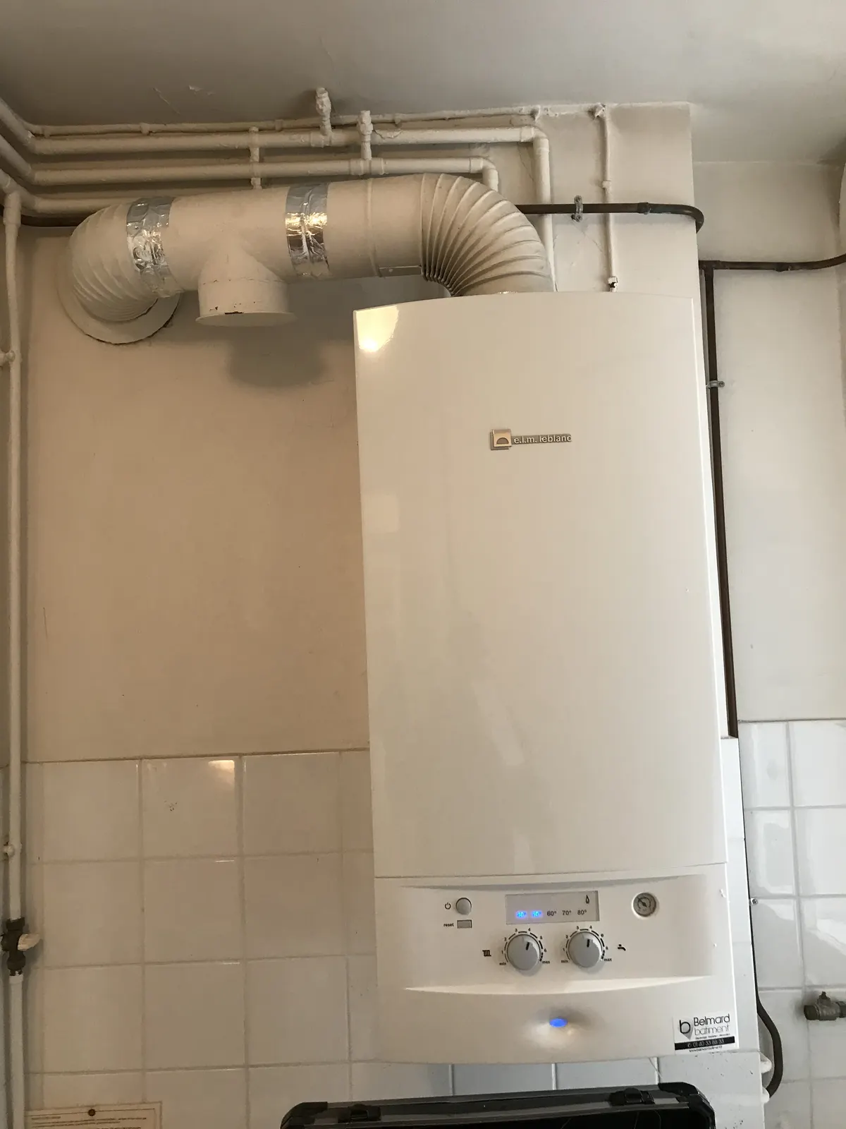 Chaudière murale gaz raccordée à son conduit d'évacuation