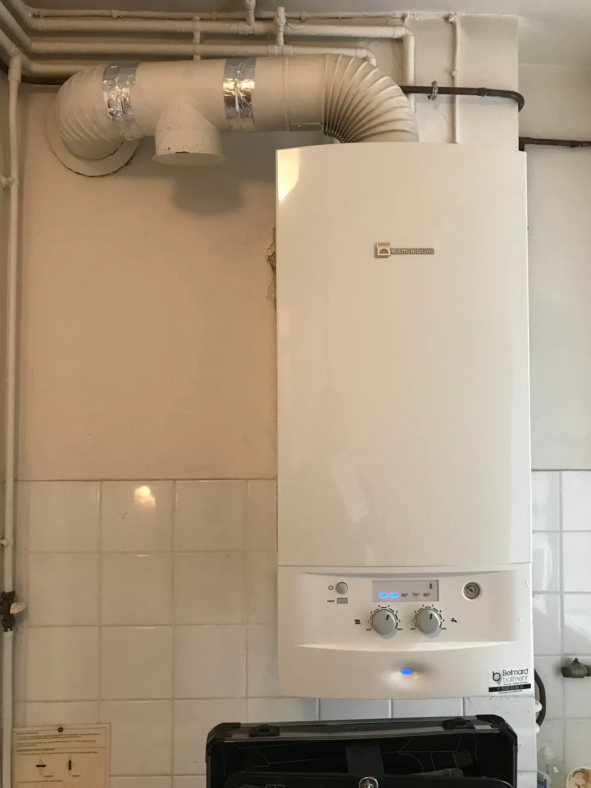 Chaudière murale gaz avec conduit d'évacuation après entretien
