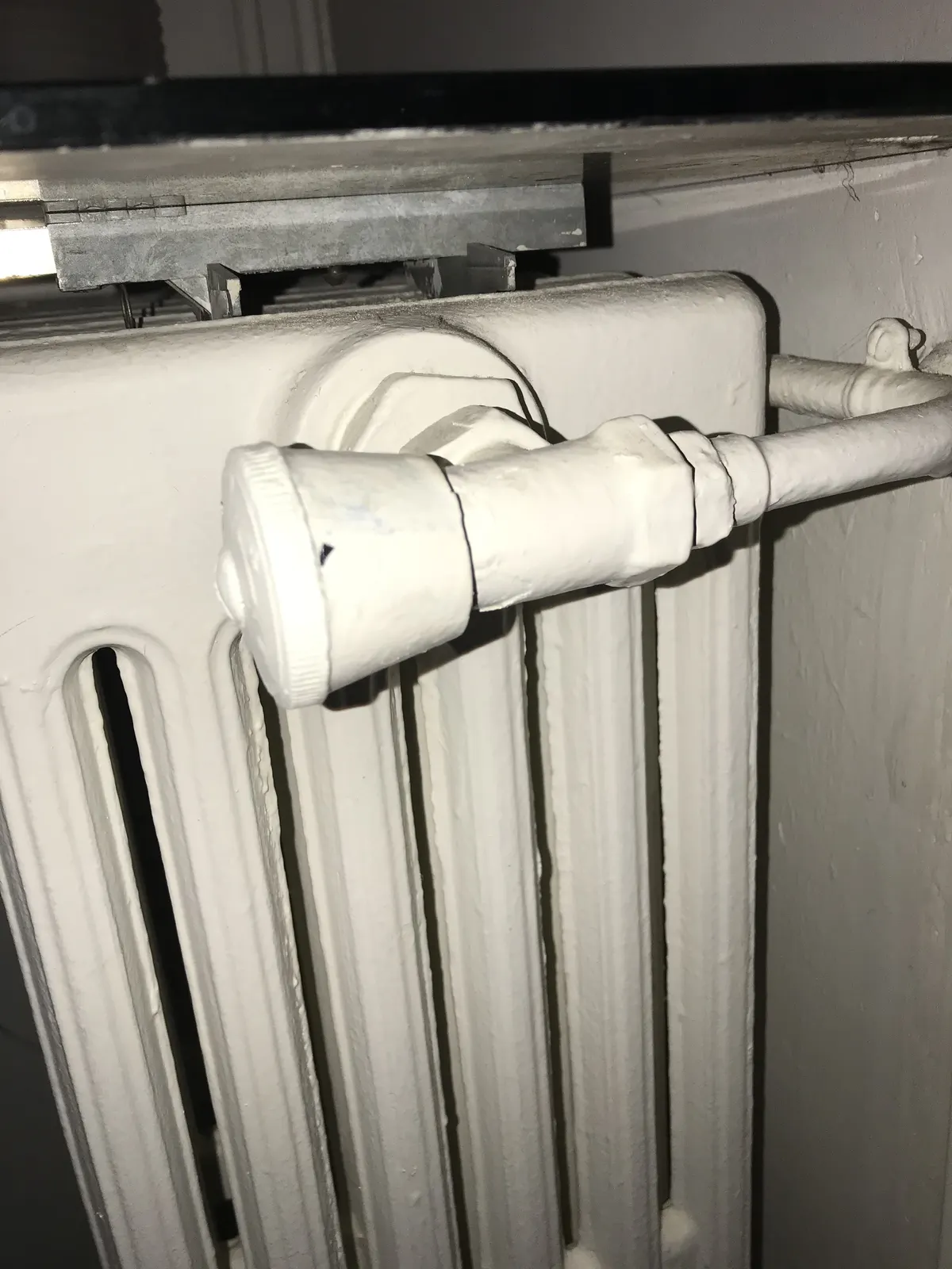Robinet de radiateur en fonte, vue rapprochée avant intervention