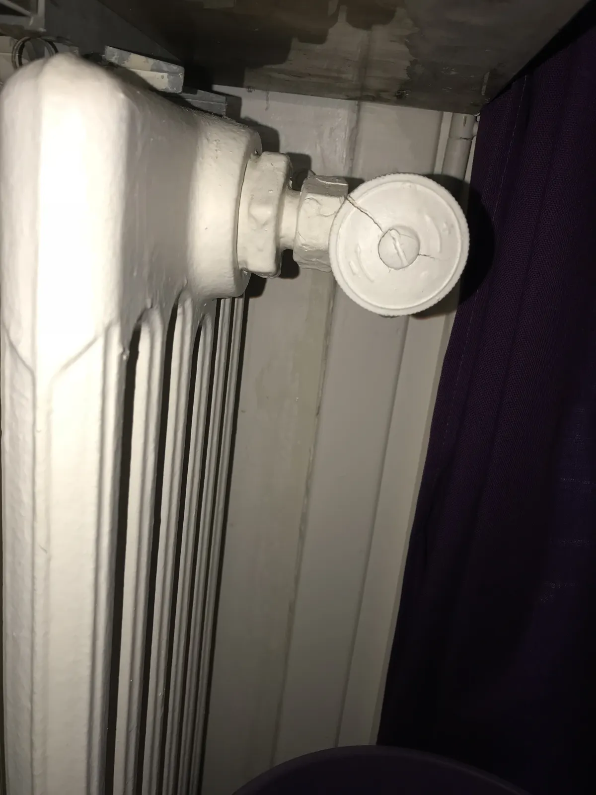 Ancien robinet de radiateur en fonte, vue rapprochée