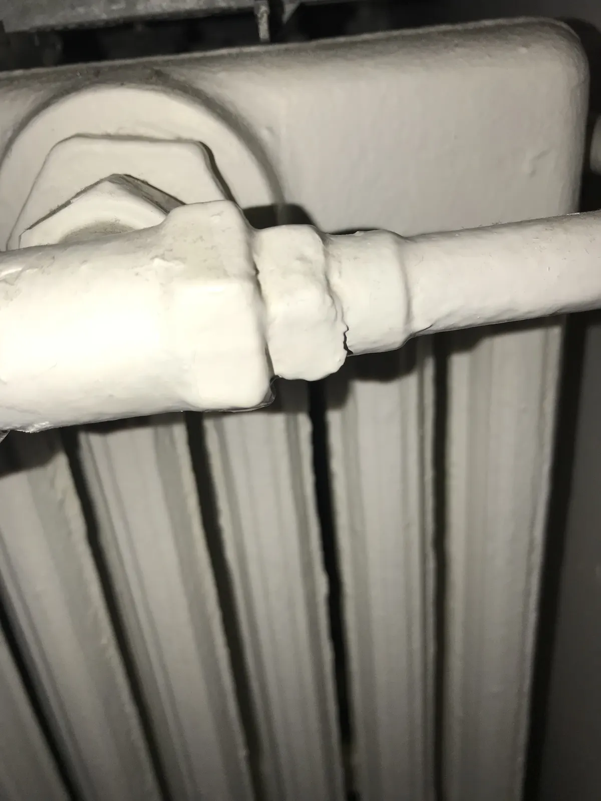 Raccord de radiateur en fonte, vue rapprochée du robinet