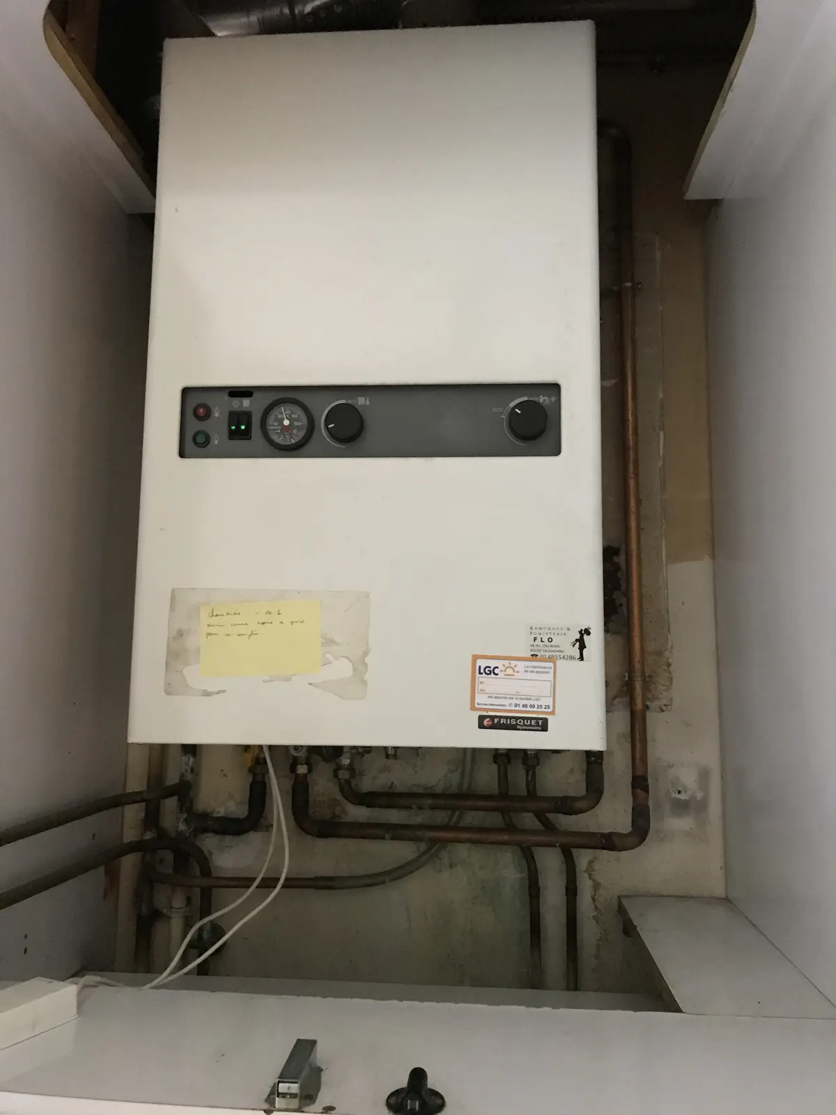 Chaudière murale gaz en placard technique avant entretien