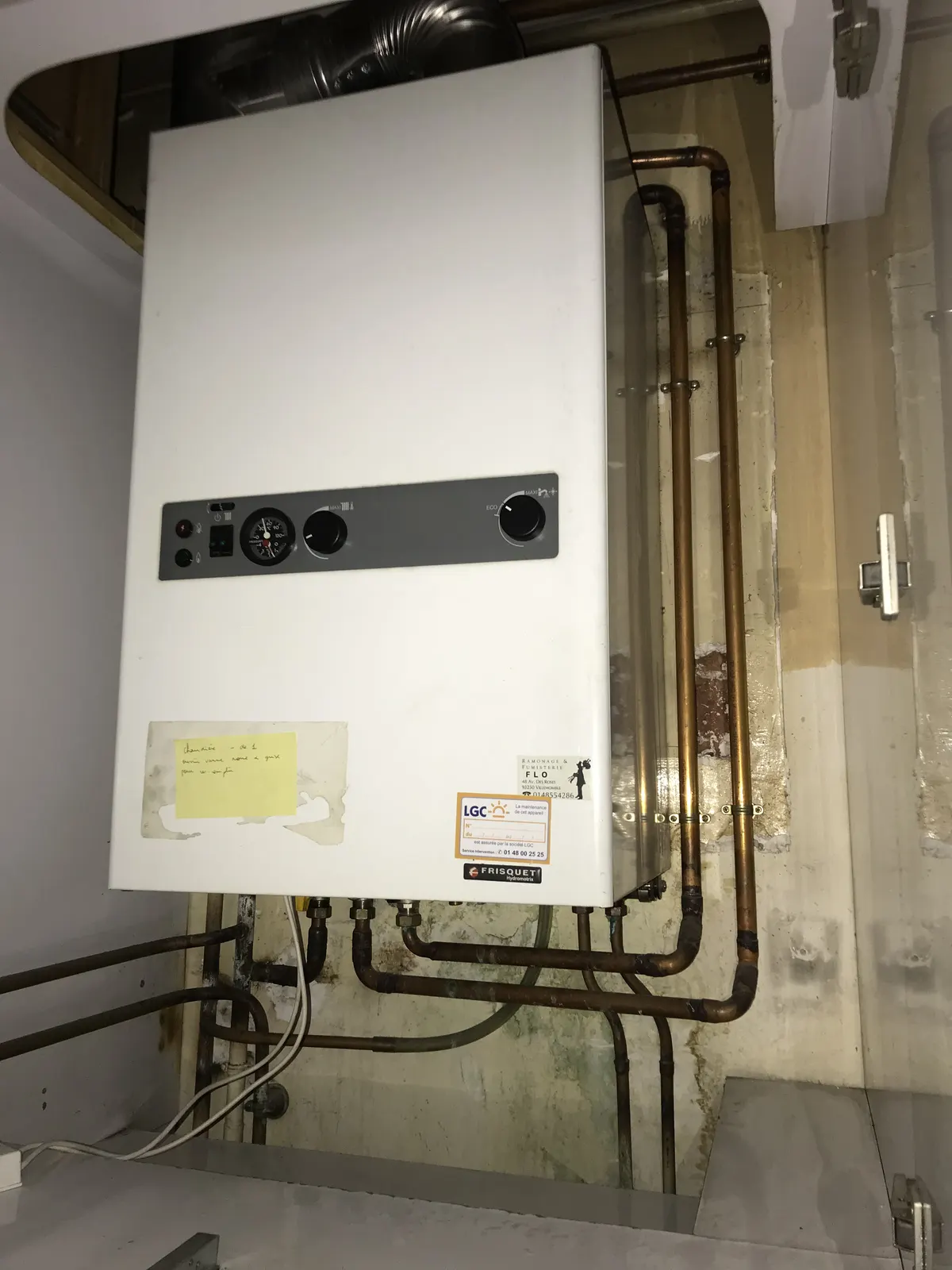 Chaudière murale gaz et tuyauteries cuivre en placard technique