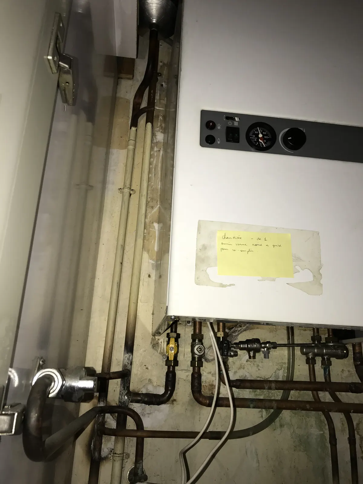 Détail des raccordements cuivre d'une chaudière murale gaz