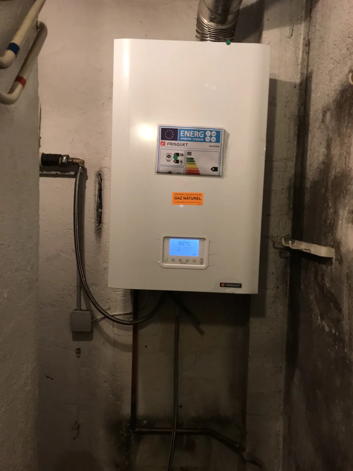 Chaudière murale gaz Frisquet installée en local technique