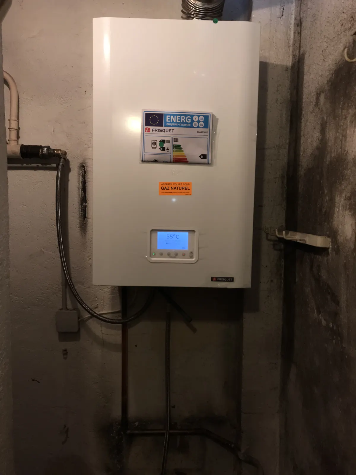 Chaudière murale gaz Frisquet avec étiquette énergétique