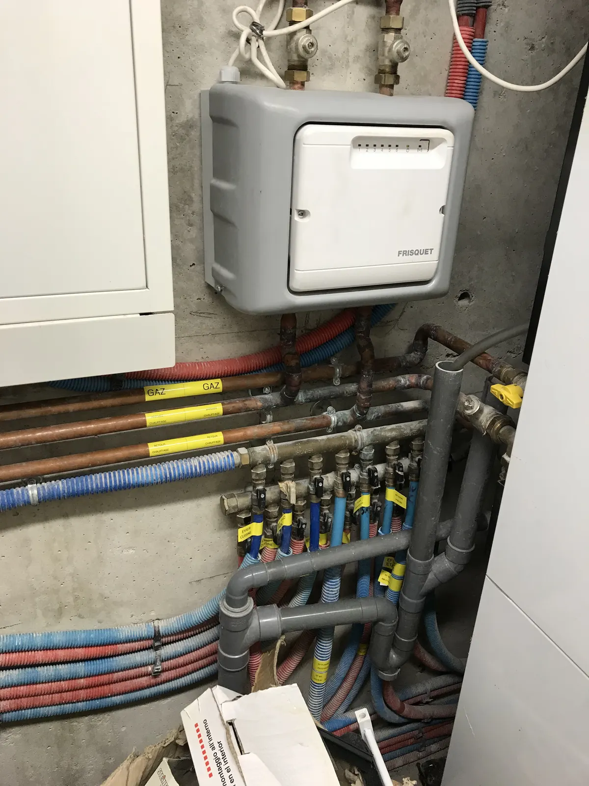 Collecteur de distribution et boîtier Frisquet en gaine technique
