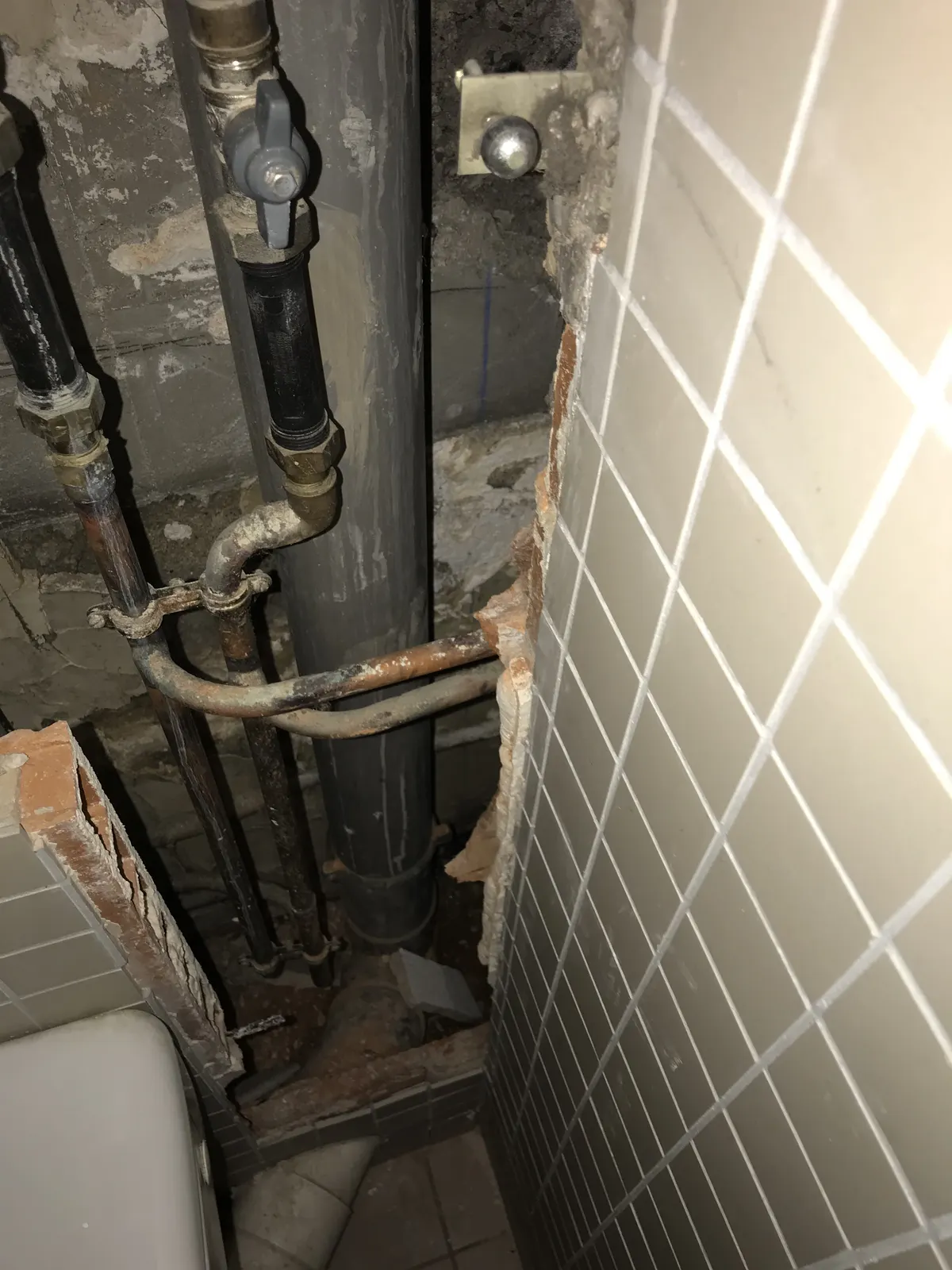 Reprise d'anciennes canalisations dans une gaine technique