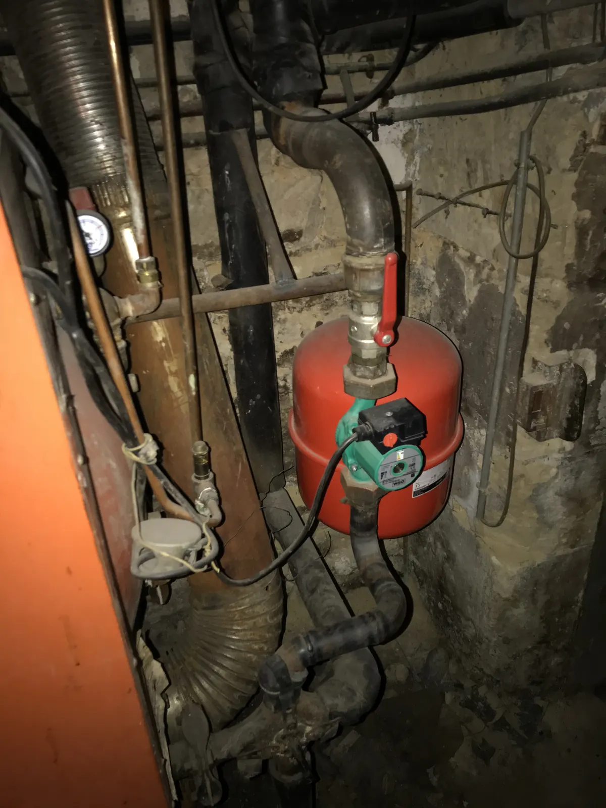 Vase d'expansion et circulateur installés en chaufferie ancienne