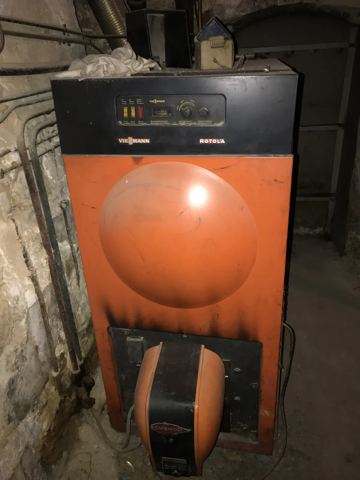 Ancienne chaudière fioul Viessmann en cave avant intervention