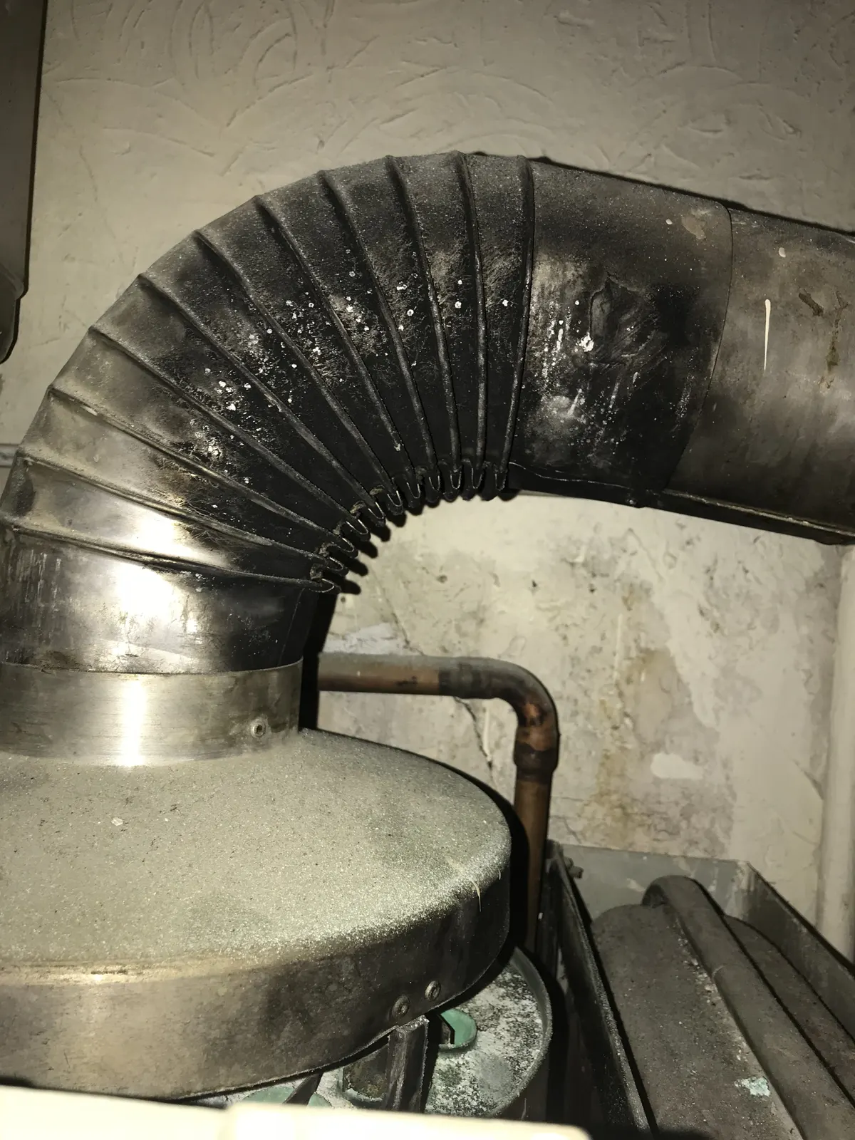 Conduit de fumée flexible raccordé lors d'un entretien