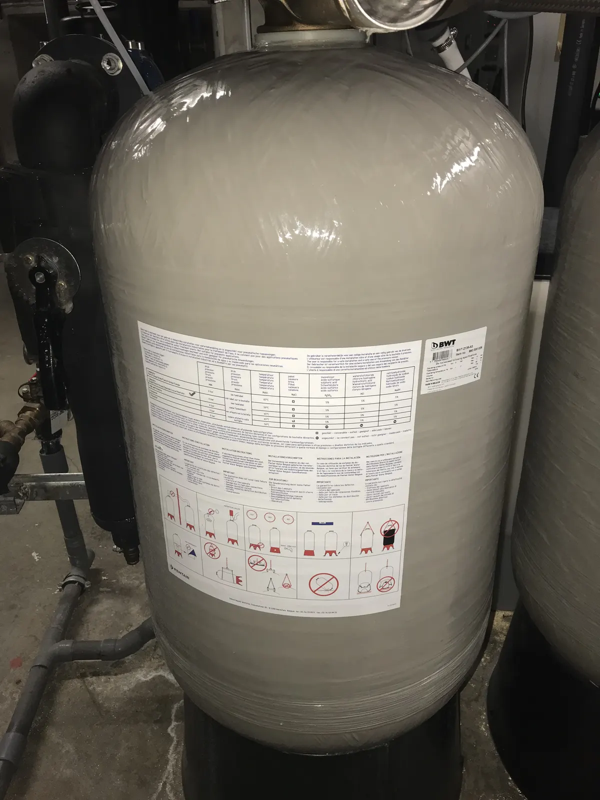 Bouteille de traitement d'eau BWT installée en chaufferie