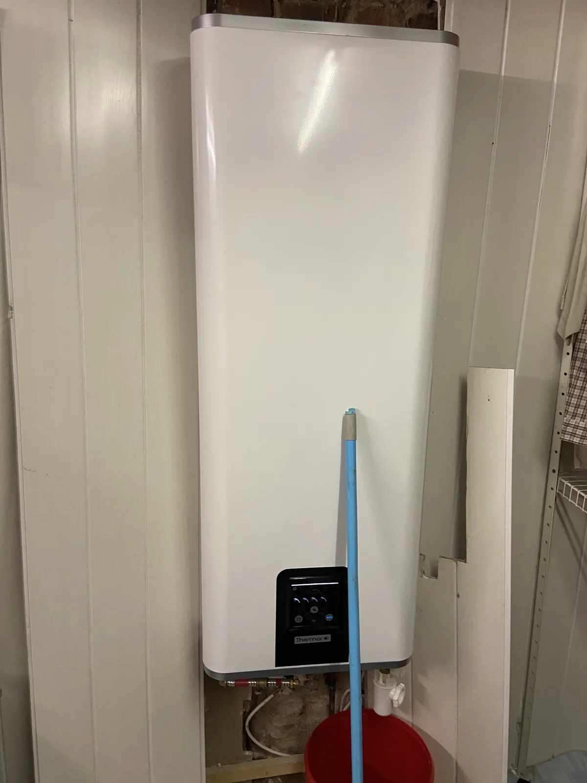 Chauffe-eau électrique extra-plat posé en applique murale