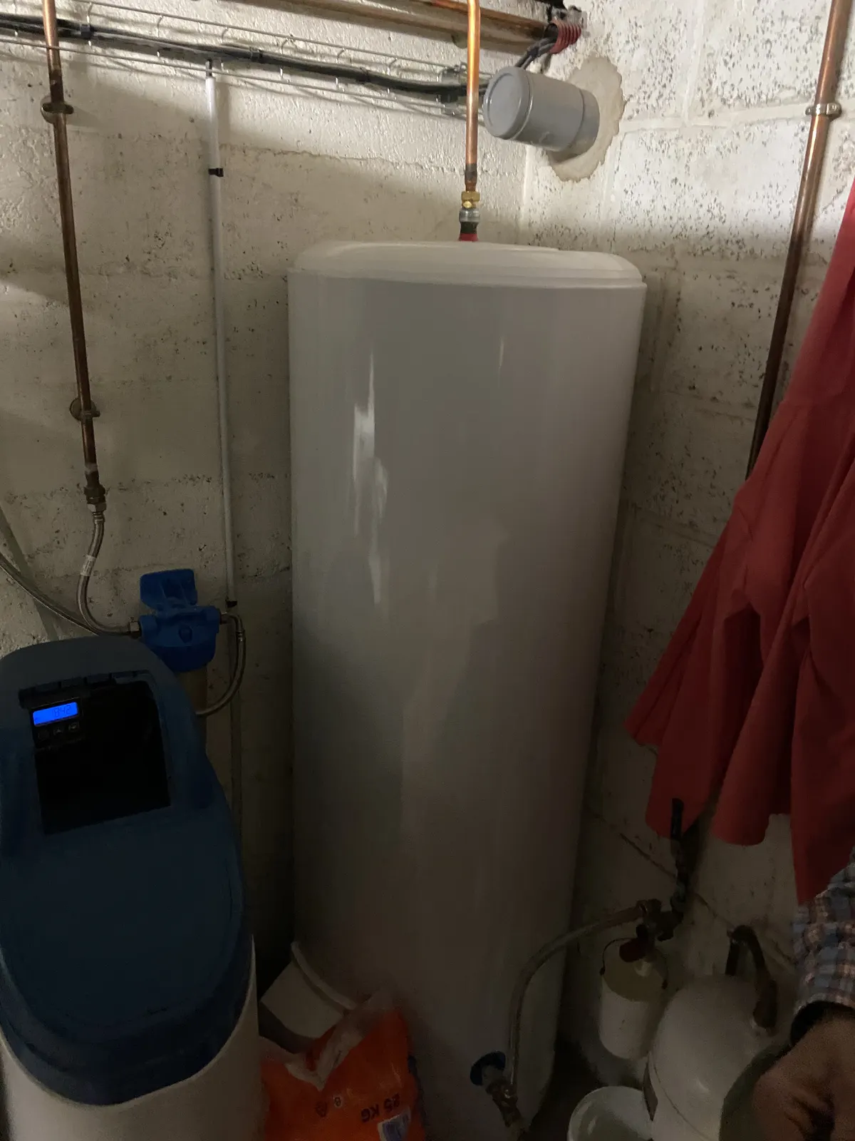 Ballon d'eau chaude électrique et adoucisseur en local technique