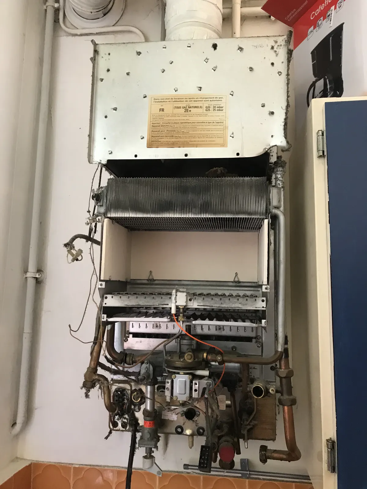 Chaudière murale gaz ouverte lors d'un entretien