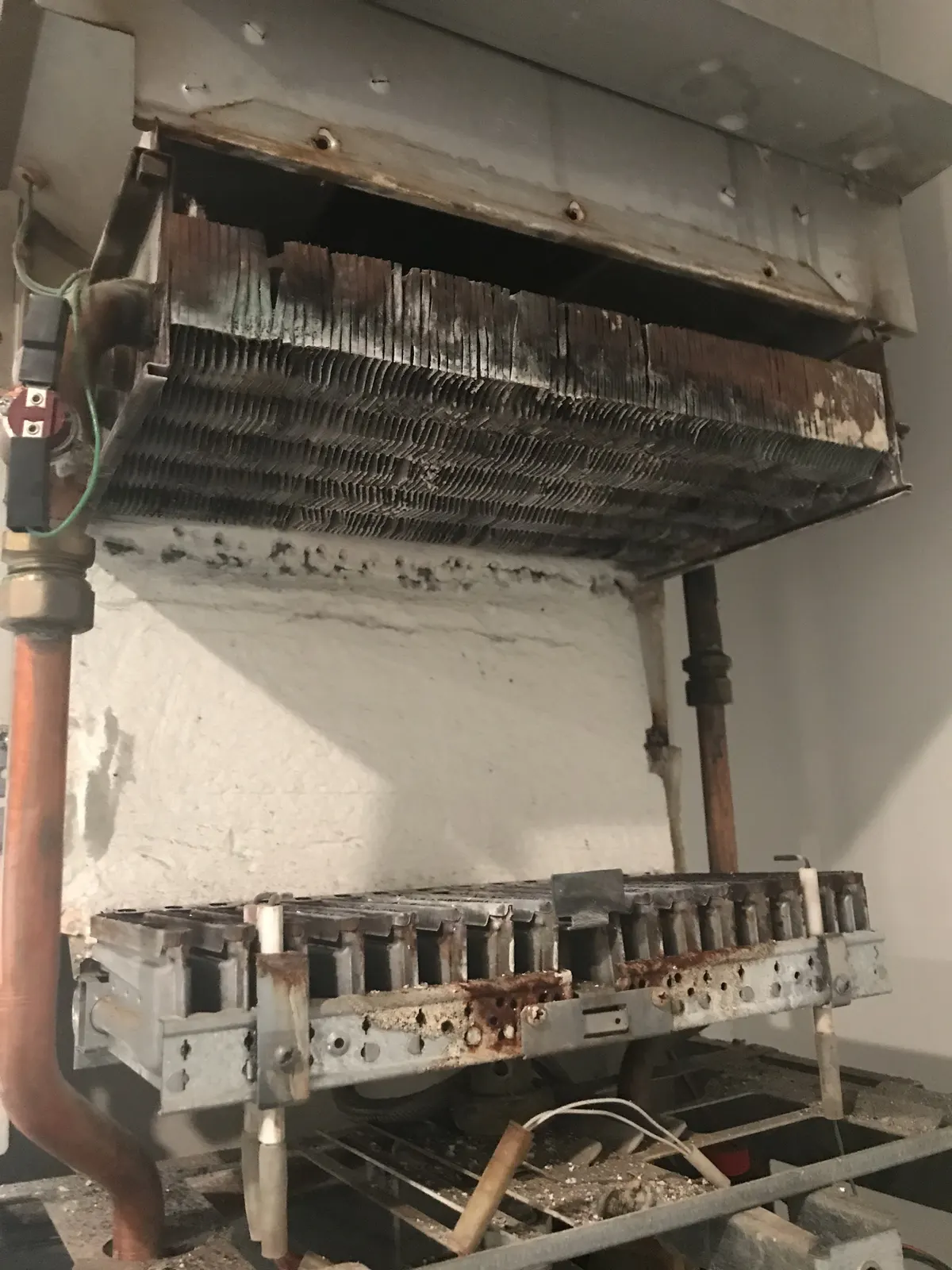 Échangeur et rampe de brûleur d'une chaudière avant nettoyage