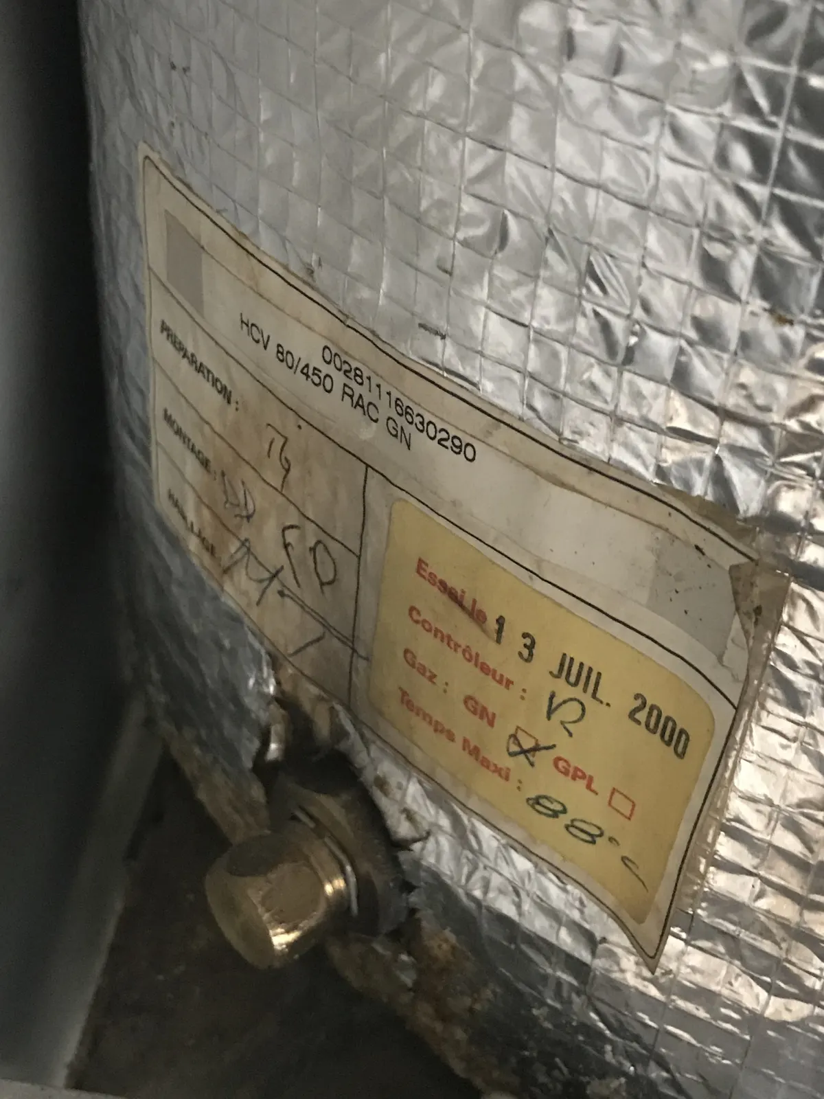 Plaque signalétique d'une ancienne chaudière gaz calorifugée