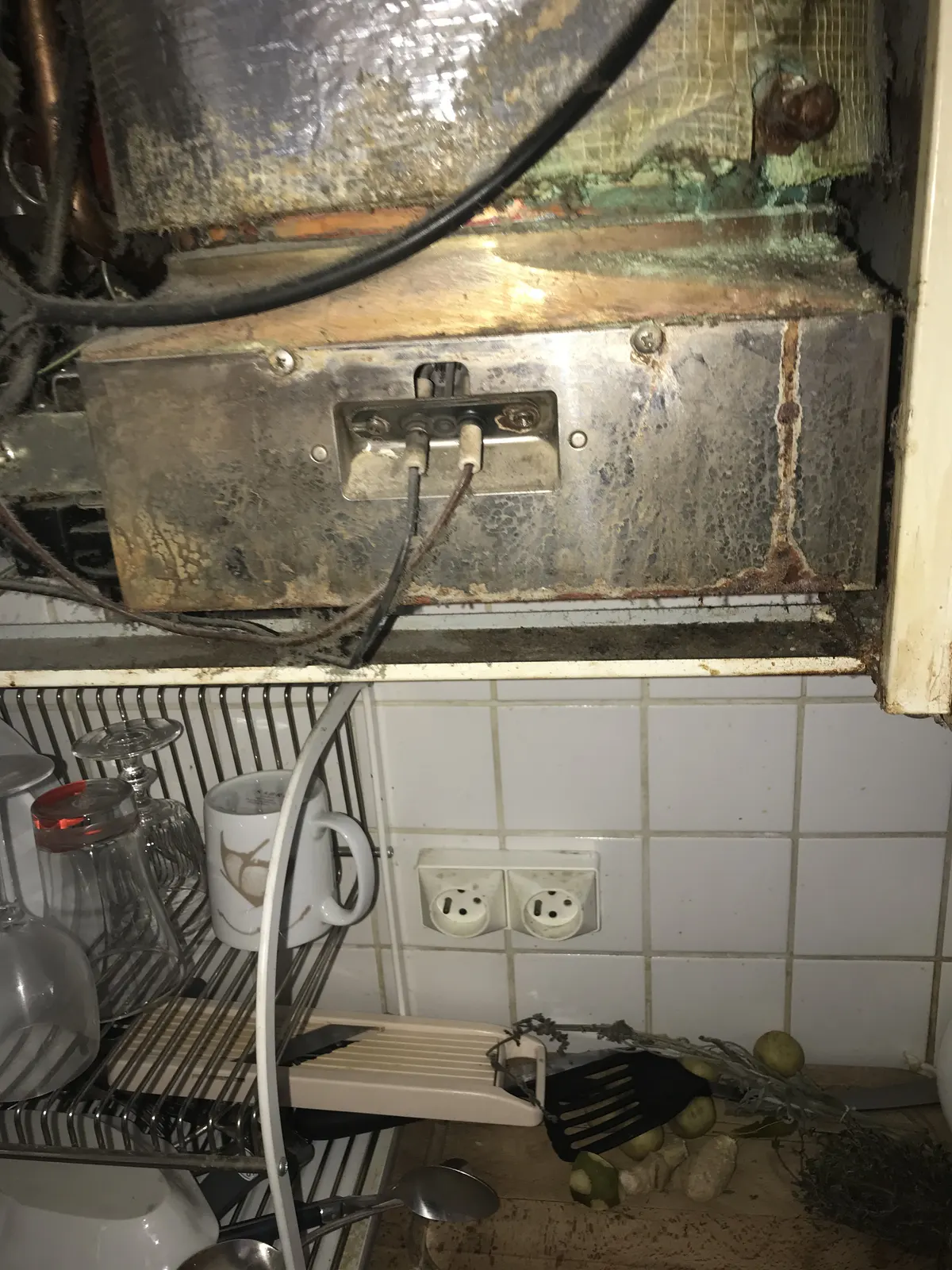 Ancien chauffe-bain gaz vétuste avant remplacement en cuisine