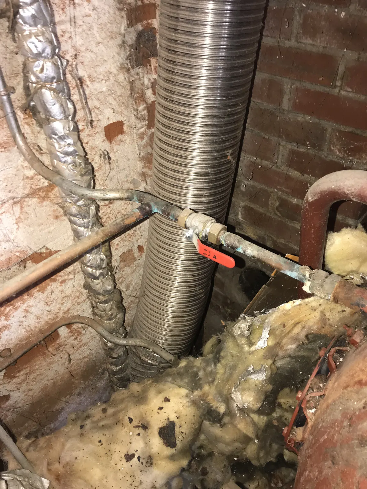 Conduit de fumée flexible et raccordements cuivre en chaufferie