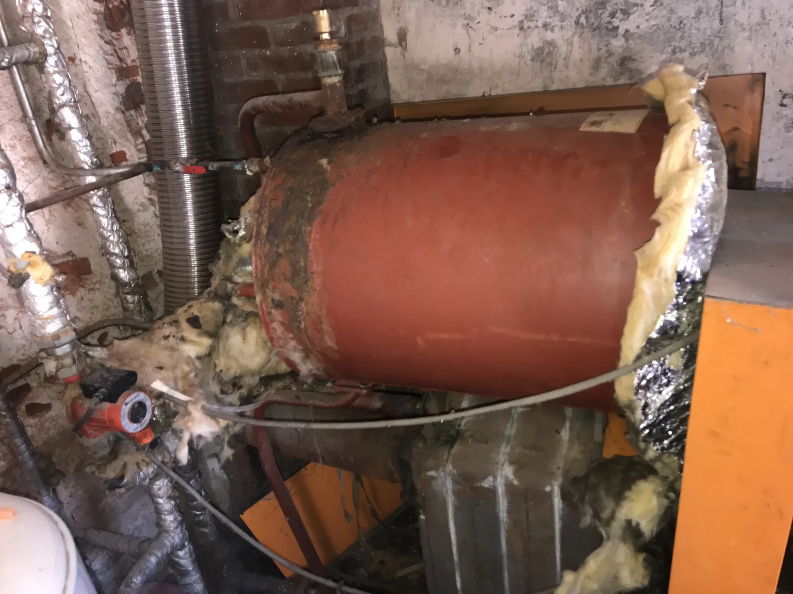 Dépose d'un ancien ballon d'eau chaude en chaufferie
